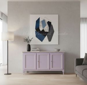 Credenza stile classico in legno massello con finitura colorata lilla e foglia argento ambientata in un soggiorno moderno