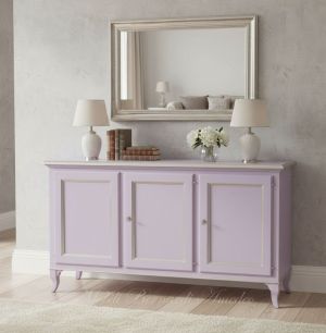Credenza stile classico in legno massello con finitura colorata lilla e foglia argento ambientata in un soggiorno moderno