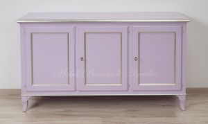 Credenza stile classico in legno massello con finitura colorata lilla e profili in foglia argento