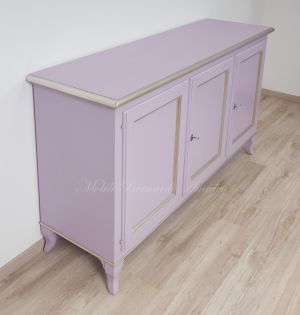 Credenza stile classico in legno massello con finitura colorata lilla e profili in foglia argento