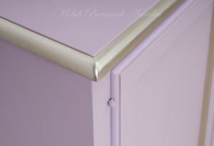 Credenza stile classico in legno massello con finitura colorata lilla e profili in foglia argento