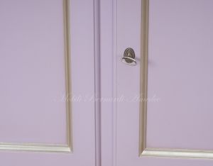 Credenza stile classico in legno massello con finitura colorata lilla e profili in foglia argento