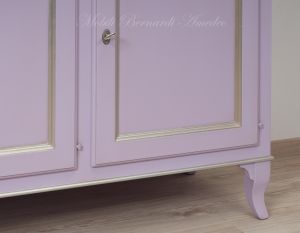 Credenza stile classico in legno massello con finitura colorata lilla e profili in foglia argento