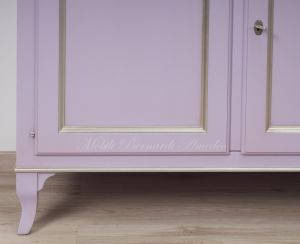 Credenza stile classico in legno massello con finitura colorata lilla e profili in foglia argento