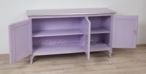Credenza stile classico in legno massello con finitura colorata lilla e profili in foglia argento