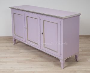 Credenza stile classico in legno massello con finitura colorata lilla e profili in foglia argento