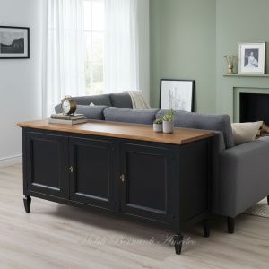 Credenza bassa costruita in legno massello finitura nero e rovere appoggiata allo schienale di un divano moderno - elaborazione grafica