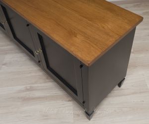 Mobile basso da soggiorno con 3 ante in legno massello finitura nero anticato e rovere