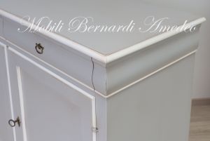 Classic style sideboard in solid wood with 2 doors and 2 drawers in antique gray and white finish