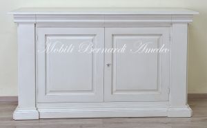 Credenza in stile classico realizzata artigianalmente in legno massiccio con finitura colore bianco anticato