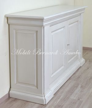 Credenza in stile classico realizzata artigianalmente in legno massiccio con finitura colore bianco anticato