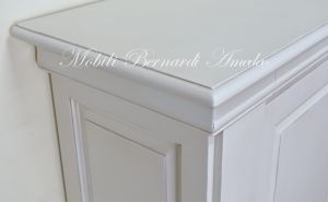 Credenza in stile classico realizzata artigianalmente in legno massiccio con finitura colore bianco anticato