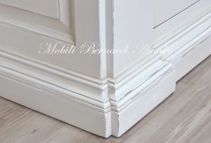 Credenza in stile classico realizzata artigianalmente in legno massiccio con finitura colore bianco anticato