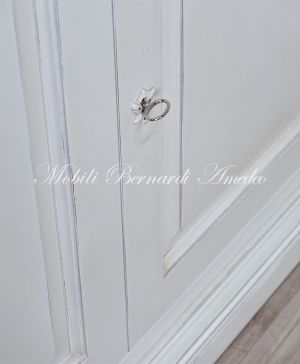 Credenza in stile classico realizzata artigianalmente in legno massiccio con finitura colore bianco anticato