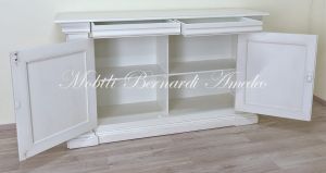 Credenza in stile classico realizzata artigianalmente in legno massiccio con finitura colore bianco anticato