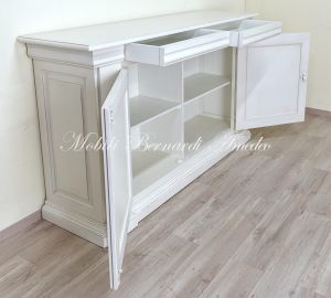 Credenza in stile classico realizzata artigianalmente in legno massiccio con finitura colore bianco anticato