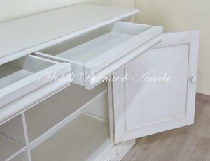 Credenza in stile classico realizzata artigianalmente in legno massiccio con finitura colore bianco anticato