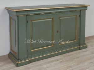 Credenzone in legno massiccio laccato colore verde classico con profili in foglia oro
