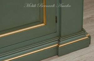 Credenzone in legno massiccio laccato colore verde classico con profili in foglia oro