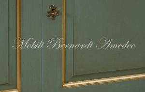 Credenzone in legno massiccio laccato colore verde classico con profili in foglia oro