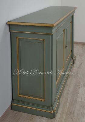Credenzone in legno massiccio laccato colore verde classico con profili in foglia oro