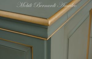 Credenzone in legno massiccio laccato colore verde classico con profili in foglia oro