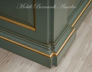 Credenzone in legno massiccio laccato colore verde classico con profili in foglia oro