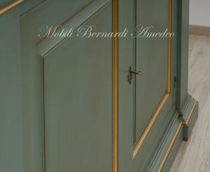 Credenzone in legno massiccio laccato colore verde classico con profili in foglia oro