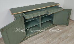 Credenzone in legno massiccio laccato colore verde classico con profili in foglia oro
