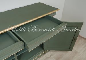 Credenzone in legno massiccio laccato colore verde classico con profili in foglia oro