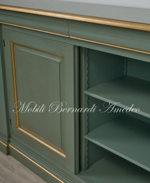 Credenzone in legno massiccio laccato colore verde classico con profili in foglia oro