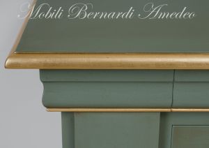 Credenzone in legno massiccio laccato colore verde classico con profili in foglia oro