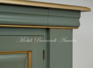 Credenzone in legno massiccio laccato colore verde classico con profili in foglia oro