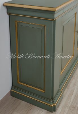 Credenzone in legno massiccio laccato colore verde classico con profili in foglia oro