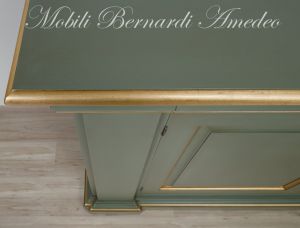 Credenzone in legno massiccio laccato colore verde classico con profili in foglia oro