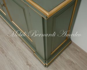 Credenzone in legno massiccio laccato colore verde classico con profili in foglia oro