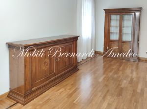 Credenza e vetrina stile classico in noce massiccio con ante intarsiate