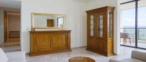 Credenza e vetrina stile classico in noce massiccio con ante intarsiate