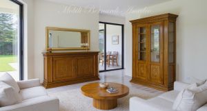 Credenza e vetrina stile classico in noce massiccio con ante intarsiate