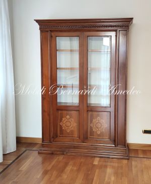 Vetrina in noce massiccio stile classico con intarsi nelle ante