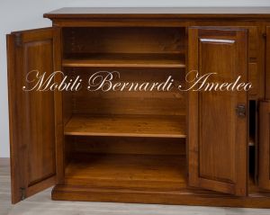 Credenza molto capiente in legno massiccio stile arte povera con ante cassetti e ripiani spostabili