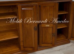 Credenza molto capiente in legno massiccio stile arte povera con ante cassetti e ripiani spostabili
