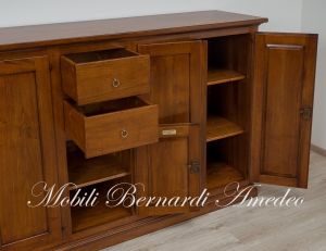 Credenza molto capiente in legno massiccio stile arte povera con ante cassetti e ripiani spostabili