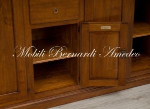 Credenza molto capiente in legno massiccio stile arte povera con ante cassetti e ripiani spostabili