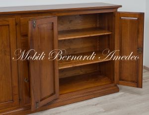 Credenza molto capiente in legno massiccio stile arte povera con ante cassetti e ripiani spostabili