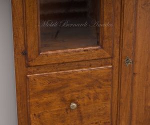 Mobile dispensa per cucina o taverna costruito in legno massello di noce con superficie piallata a mano