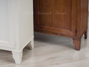 Mobili dispensa stile rustico - country costruiti in legno massello con finitura verniciata tinta legno oppure laccata