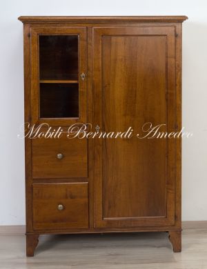 Credenza dispensa da cucina realizzata in legno massello di noce stile classico
