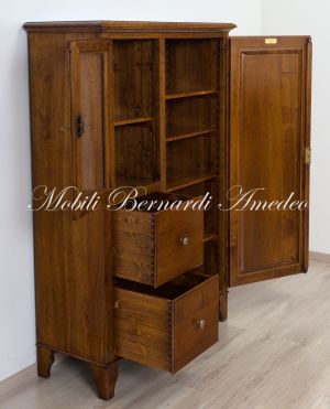 Credenza dispensa da cucina realizzata in legno massello di noce stile classico