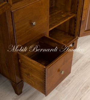 Credenza dispensa da cucina realizzata in legno massello di noce stile classico